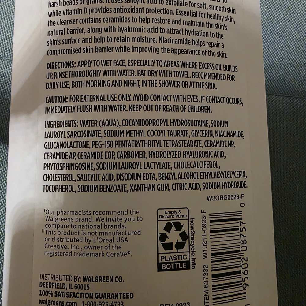Renewing Cleanser with Salicylic Acid and Ceramides - White and Blue - Picture 4 of 4